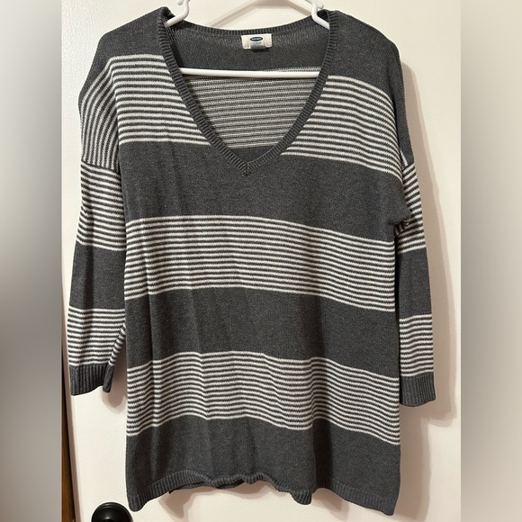 Old Navy Sweaters - Old Navy Gray and White Knit Sweater